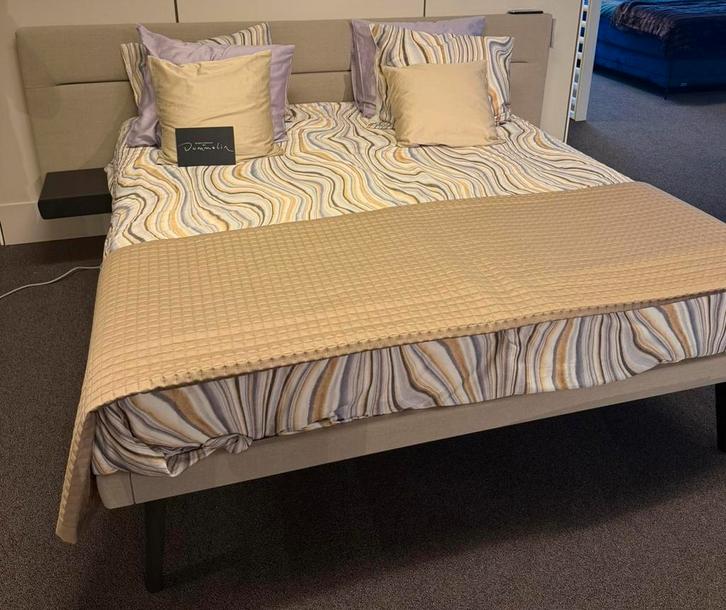 AVEK | Stiel bedstee 180x200cm., Huis en Inrichting, Slaapkamer | Boxsprings, Beige, Nieuw, 180 cm, Ophalen