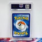 Pokémon Graded card - Mimikyu #075 Black Star Promo Paldean, Hobby en Vrije tijd, Verzamelkaartspellen | Pokémon, Nieuw