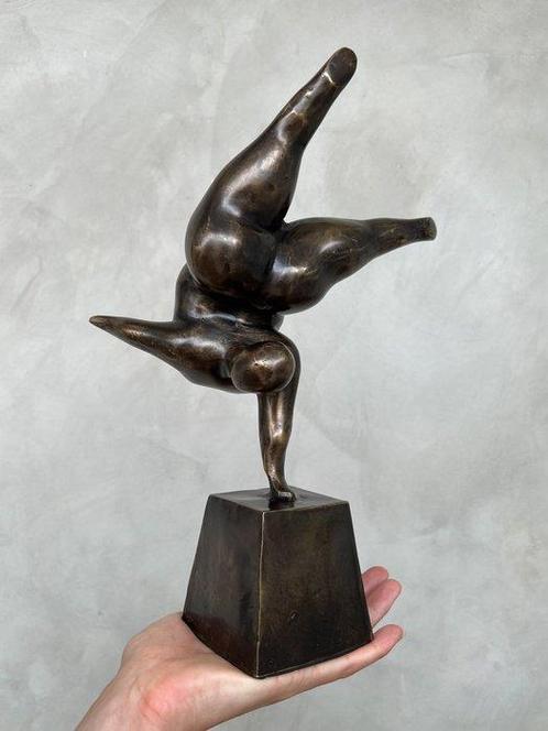 Beeld, NO RESERVE PRICE - Voluptuous Balancing Lady Statue -, Antiek en Kunst, Kunst | Designobjecten