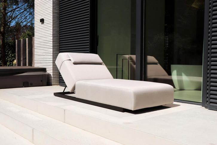 Flow Lio daybed Graumel chalk met zwart aluminium frame |, Tuin en Terras, Tuinsets en Loungesets, Ophalen of Verzenden