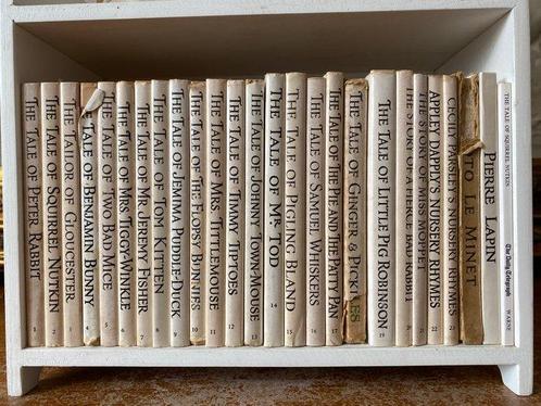Beatrix Potter - Peter Rabbits Wooden Book Shelf With, Antiek en Kunst, Antiek | Boeken en Bijbels