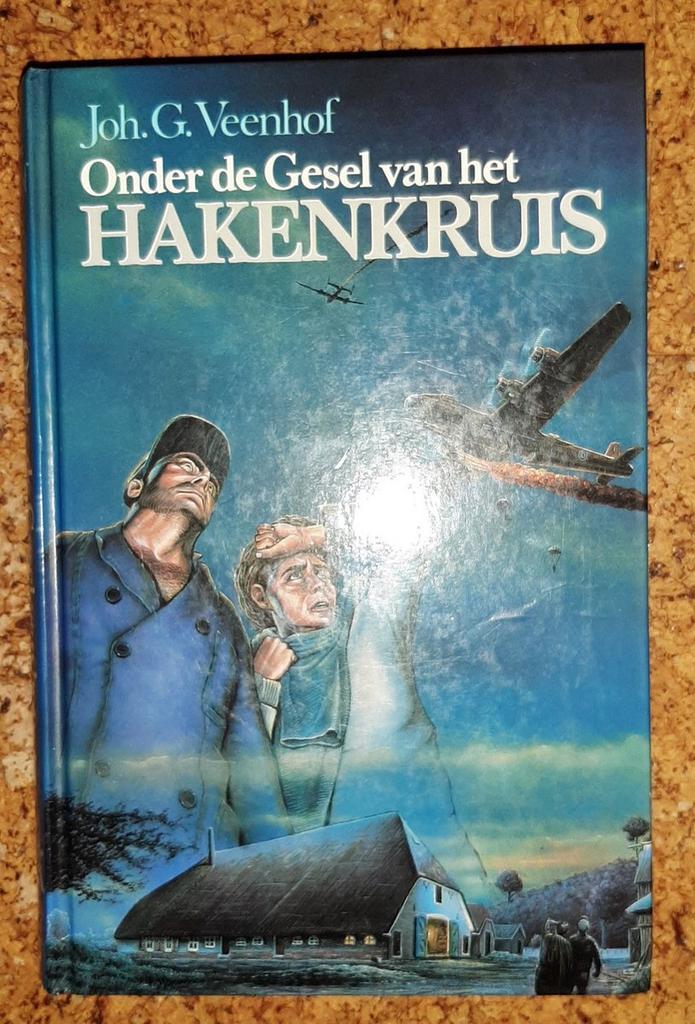 ONDER DE GESEL VAN HET HAKENKRUIS 9789071420139 Veenhof, Boeken, Romans, Gelezen, Verzenden