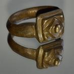Middeleeuws Brons Middeleeuwse bronzen ring in de vorm van