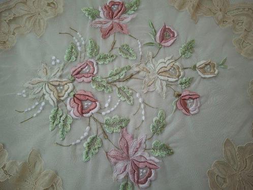 ricami fatti a mano in pregiatissimo pizzo francese, seta,, Antiek en Kunst, Antiek | Kleden en Textiel