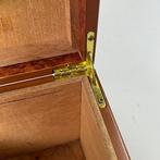 Humidor - Walnoot - met cederhout !, Verzamelen, Rookartikelen, Aanstekers en Luciferdoosjes, Nieuw