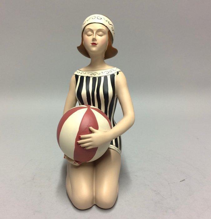 Beeldje - Vrouw met strandbal - Polystone - gemalen steen, Antiek en Kunst, Curiosa en Brocante