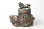 Decoratieve Takaoka-bronzen vaas met Shishi-ontwerp en, Antiek en Kunst