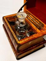 cave à liqueur en trompes loeil de piles de livres -, Antiek en Kunst