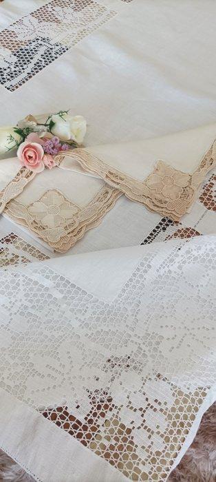 Indrukwekkende linnen handdoek met prachtige fijne kant die, Antiek en Kunst, Antiek | Kleden en Textiel