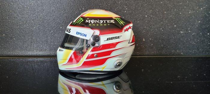 Lewis Hamilton - 2015 - Scale 1/2 helmet, Verzamelen, Automerken, Motoren en Formule 1