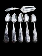 A set of five teaspoons and a sugar sifter - Theelepel (6) -, Antiek en Kunst