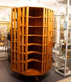 Een manshoge gelakte houten octogonale boekenmolen, Huis en Inrichting, Gebruikt