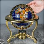 Kostbare wereldbol gemaakt van Lapis Lazuli en andere