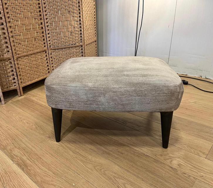 NIEUWSTAAT Minotti Aston Hocker + GARANTIE NP €1750, Huis en Inrichting, Banken | Voetenbanken en Poefen, 50 tot 75 cm, Minder dan 50 cm