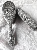 Decoratief ornament (2) - Haarborstel en kledingborstel -, Antiek en Kunst