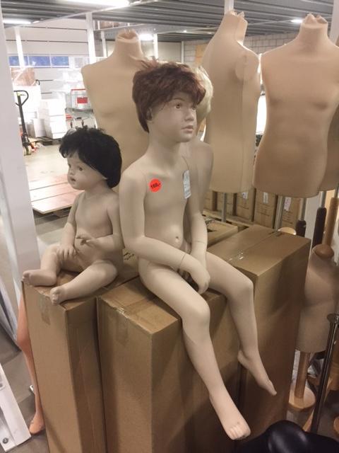 Zittende kinderen met pruik, Zakelijke goederen, Kantoor en Winkelinrichting | Winkel en Inventaris