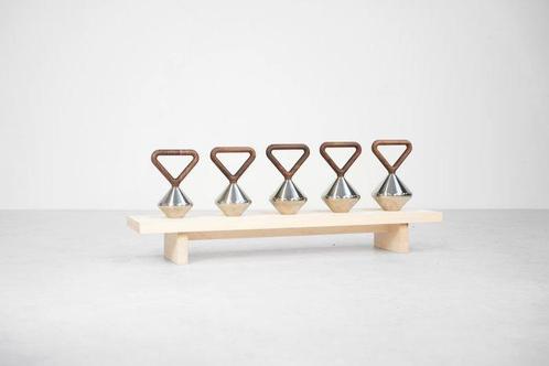 Kenko Sport equipment - Kenko - Vitrinekast - Hoorn, Staal,, Antiek en Kunst, Kunst | Designobjecten