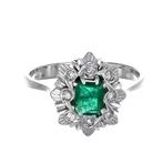 Ring - 18 karaat Witgoud - 0.74ct. tw. Smaragd - Diamant, Sieraden, Tassen en Uiterlijk, Ringen, Nieuw