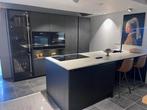 Nolte showroomkeuken SALE – Eiken nero incl. apparatuur, Huis en Inrichting, Zwart, Overige typen, Met kookeiland, Graniet of Steen