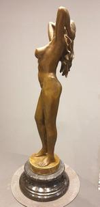 Aldo Vitaleh - Beeld, Erotic naked girl straightens her