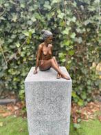 Bronzen Beeld Zittend Naakt Vrouw - Sculptuur - 27x22x25cm, Nieuw, Mensenbeeld, Metaal, Verzenden