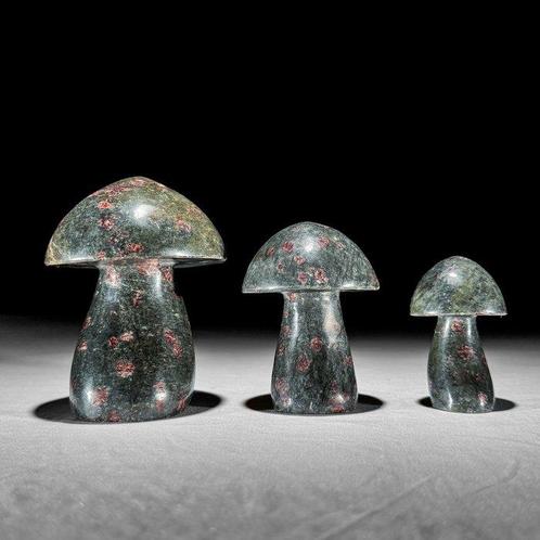 NIET-VEILIGINGSPRIJS - Prachtige set van 3 Ruby Zoisiet, Antiek en Kunst, Kunst | Designobjecten