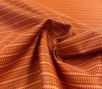 Stof met een microgeometrisch patroon in warmrode,