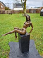Beeld, Large Bronze Posing Lady on Marble - 33 cm - Brons,
