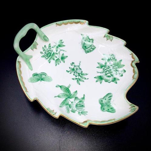 Herend - Leaf Shape Plate/Bowl (24 cm) - Queen Victoria, Antiek en Kunst, Antiek | Meubels | Tafels