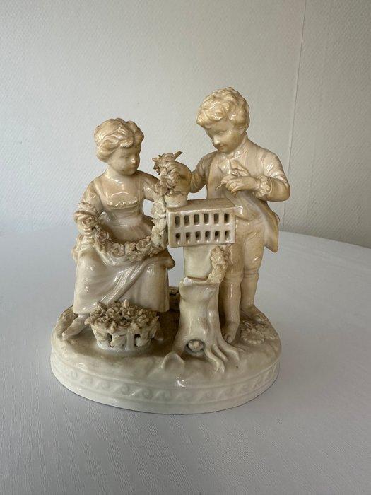 After Höchst - Beeldje - Decorating a Birdhouse -, Antiek en Kunst, Antiek | Glas en Kristal