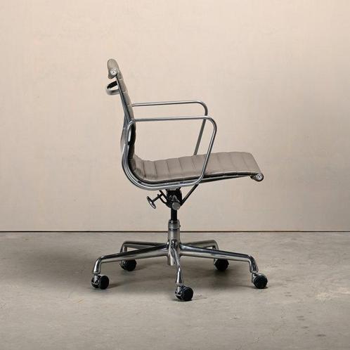 Herman Miller - Charles & Ray Eames - Bureaustoel - EA117 -, Antiek en Kunst, Antiek | Meubels | Stoelen en Banken