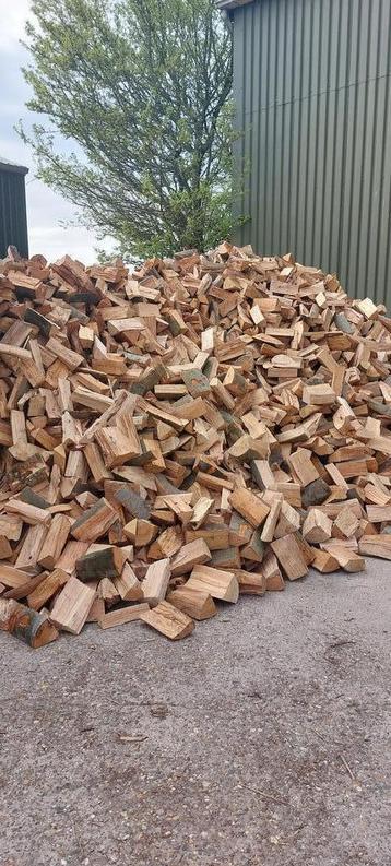 Ovengedroogd haardhout. Gelijk stookbaar beschikbaar voor biedingen