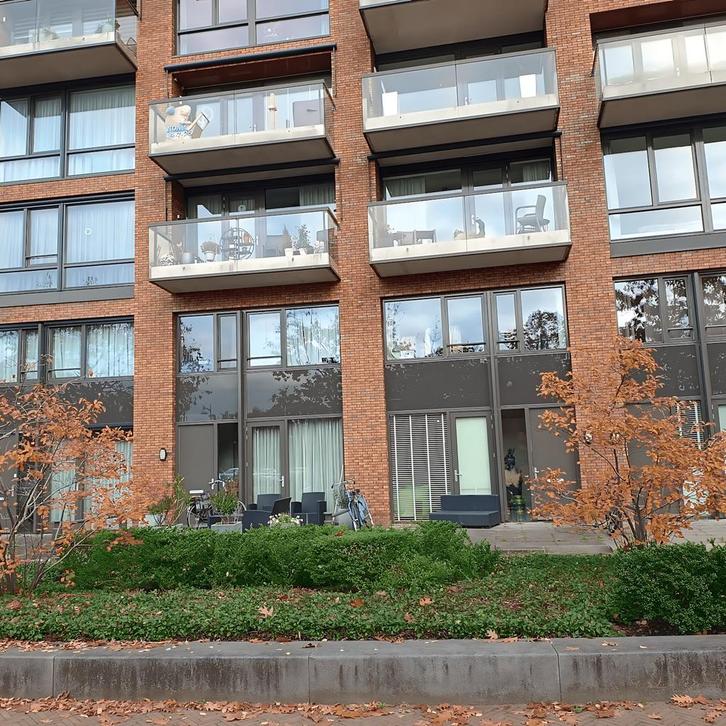 Gemeubileerde eengezinswoning met tuin, parkeerpla..., Huizen en Kamers, Garages en Parkeerplaatsen