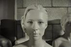 grijze gestyleerde abstracte dames mannequin met glazen ogen