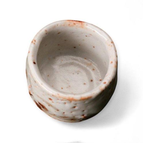 Vermoedelijke Shino Sake-beker door meesterpottenbakker, Antiek en Kunst, Antiek | Overige Antiek