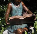 Bronzen Lezend Meisje Met Kat - Unieke Tuindecoratie, Tuin en Terras, Verzenden, Nieuw, Metaal, Mensenbeeld