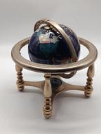 Wereldbol met kompas van lapis lazuli, obsidiaan, parelmoer