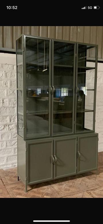 Buffetkast OLIJFGROEN vitrine metaal:glas 142 cm breed actie beschikbaar voor biedingen
