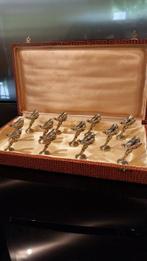 Messensteun (12) - Thé flying lady - Verguld brons - Embleem