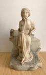 sculptuur, femme assise sur un banc - 50 cm - Albast, Marmer