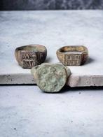 diffferent cultures : 2 roman times, one horde period Brons,, Sieraden, Tassen en Uiterlijk, Antieke sieraden
