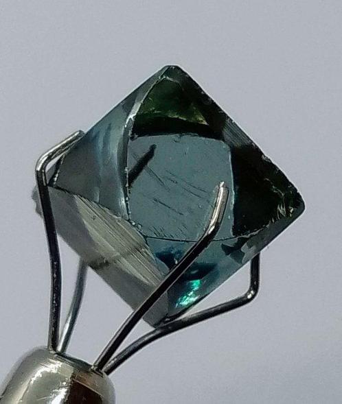 ZONDER BOTSRAND - Diamant 5,55 CARAT Vrije vorm - Hoogte: 9, Verzamelen, Mineralen en Fossielen