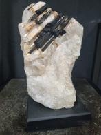 Groot bergkristal met toermalijn op luxe standaard, Verzamelen