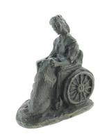 Sculptuur vrouw in rolstoel met hond - brons, Gebruikt, Verzenden