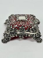 AK Oval - Doos - haarspelden, naaldspelden of korsetspelden