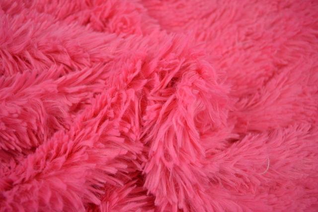 Fuchsia langharig bont stof  - Rol van 10 meter, Hobby en Vrije tijd, Stoffen en Lappen, 120 cm of meer, 200 cm of meer, Roze