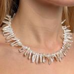 Ketting aan een witte zoetwaterparelkabel met doorboorde