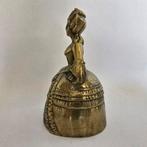 België. Tafelbel (1) Dame in gedettaileerde jurk met waaier