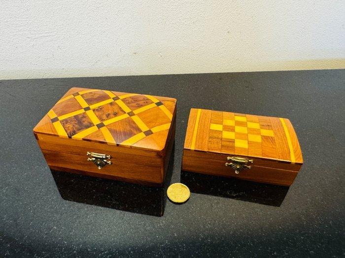 Doos (2) - Wortelnotenhout - Twee wortelnoten kistjes, Antiek en Kunst, Curiosa en Brocante