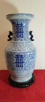 Chinese vaas van blauw-wit porselein, uit de 19e eeuw. -